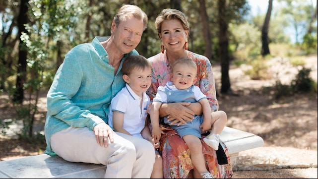 Los Grandes Duques de Luxemburgo, Enrique y María Teresa, con dos de sus ocho nietos, son los príncipes Charles y François, que ocupan una importante posición en la línea sucesoria al ser ambos hijos del príncipe heredero, Guillermo de Luxemburgo. El próximo otoño, tras la abdicación del Gran Duque, Charles se convertirá en el príncipe heredero