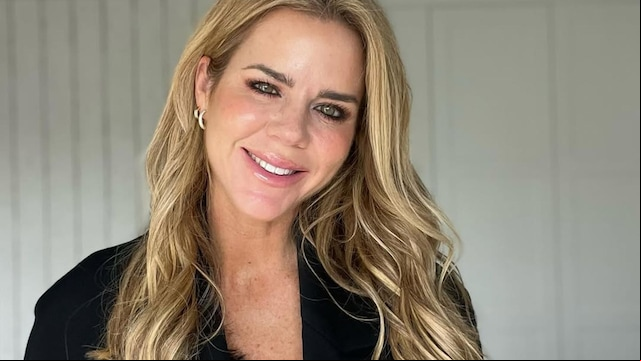 Plano medio de Amelia Bono con blazer negra y maquillaje de ojos 