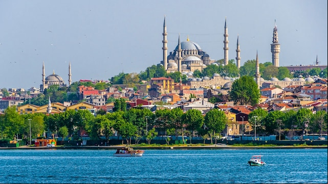 Estrecho del Bósforo y vista de  Santa Sofía en Sultanahmet, Estambul