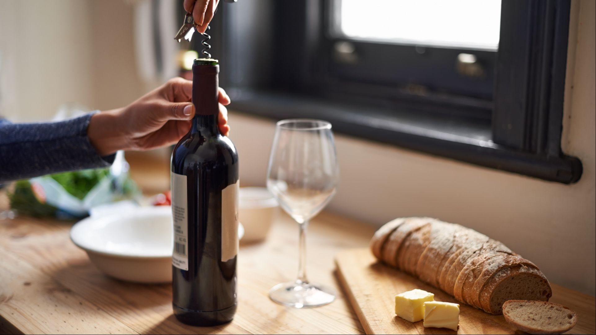 El truco de los expertos para abrir botellas sin esfuerzo (y por solo 20€)