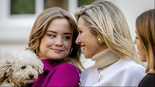 Primer plano de Máxima con Ariane y Alexia de Holanda y su mascota