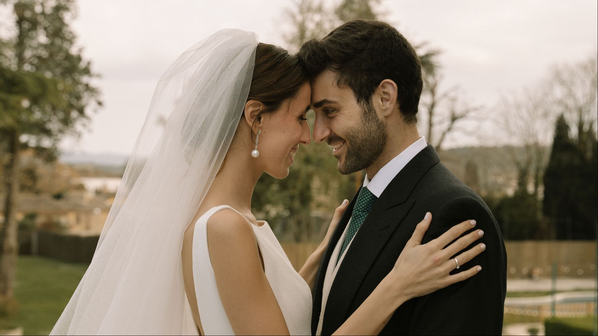 Un vestido de novia desmontable y un ramo con historia: la boda de Nuria en la Costa Brava