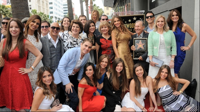 Sofía Vergara con su familia recibiendo la estrella del Paseo de la Fama de Hollywood en 2015