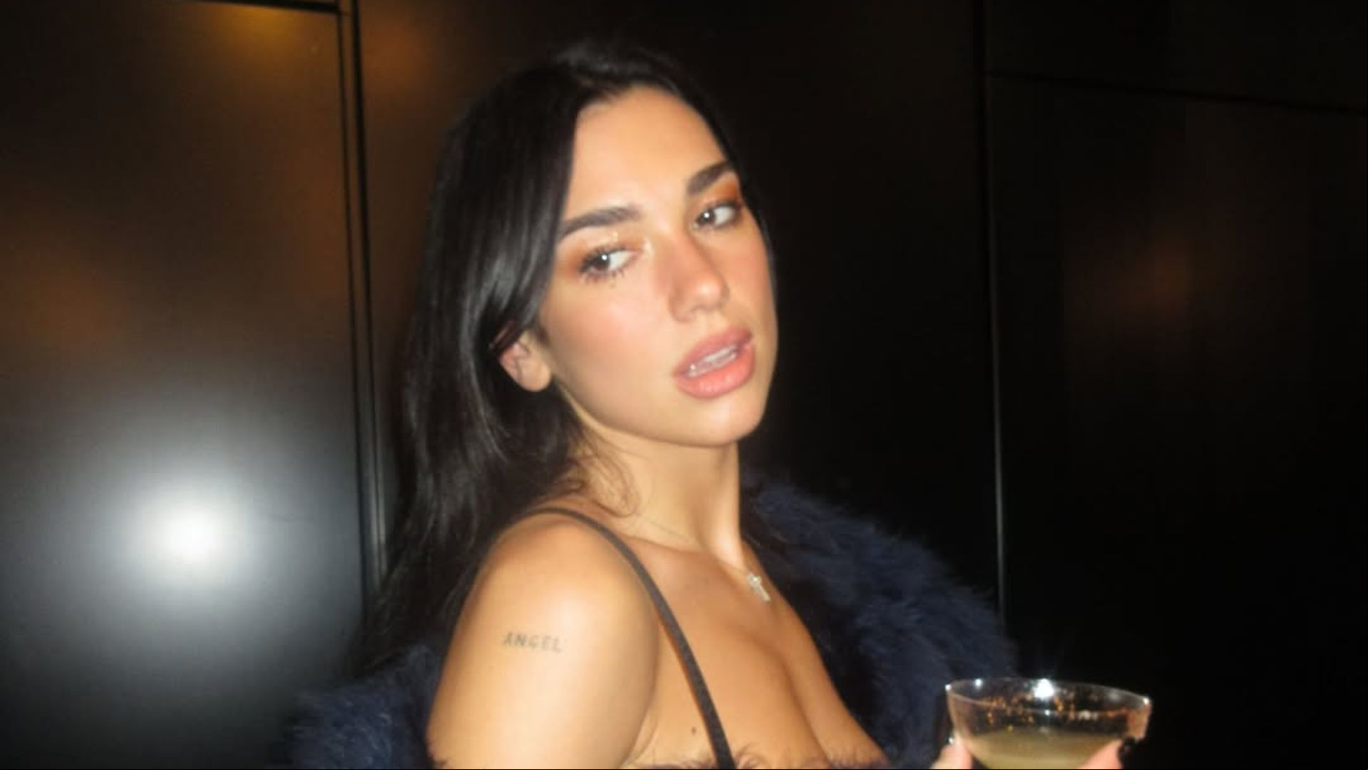 Dua Lipa da la bienvenida al 2025 con el look viral de la temporada: abrigo de pelo y pantalón ‘efecto cuero’