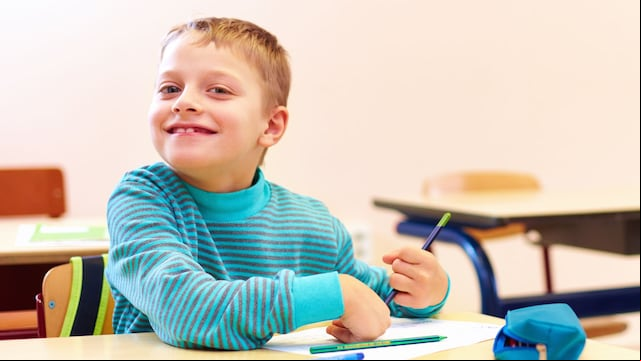 Retrato de banco de imágenes de un niño con autismo en clase