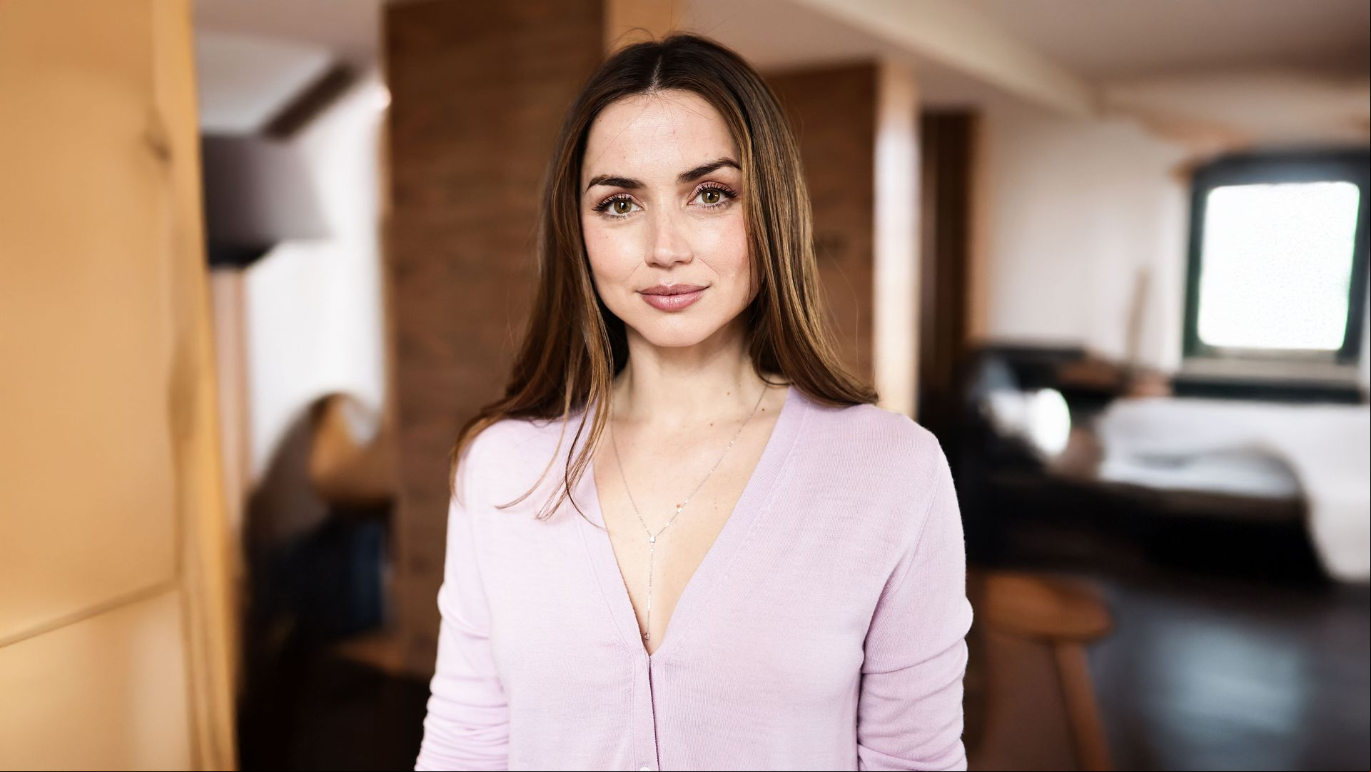 Ondas effortless y maquillaje natural: las claves de belleza de Ana de Armas en la promoción de 'Ballerina'