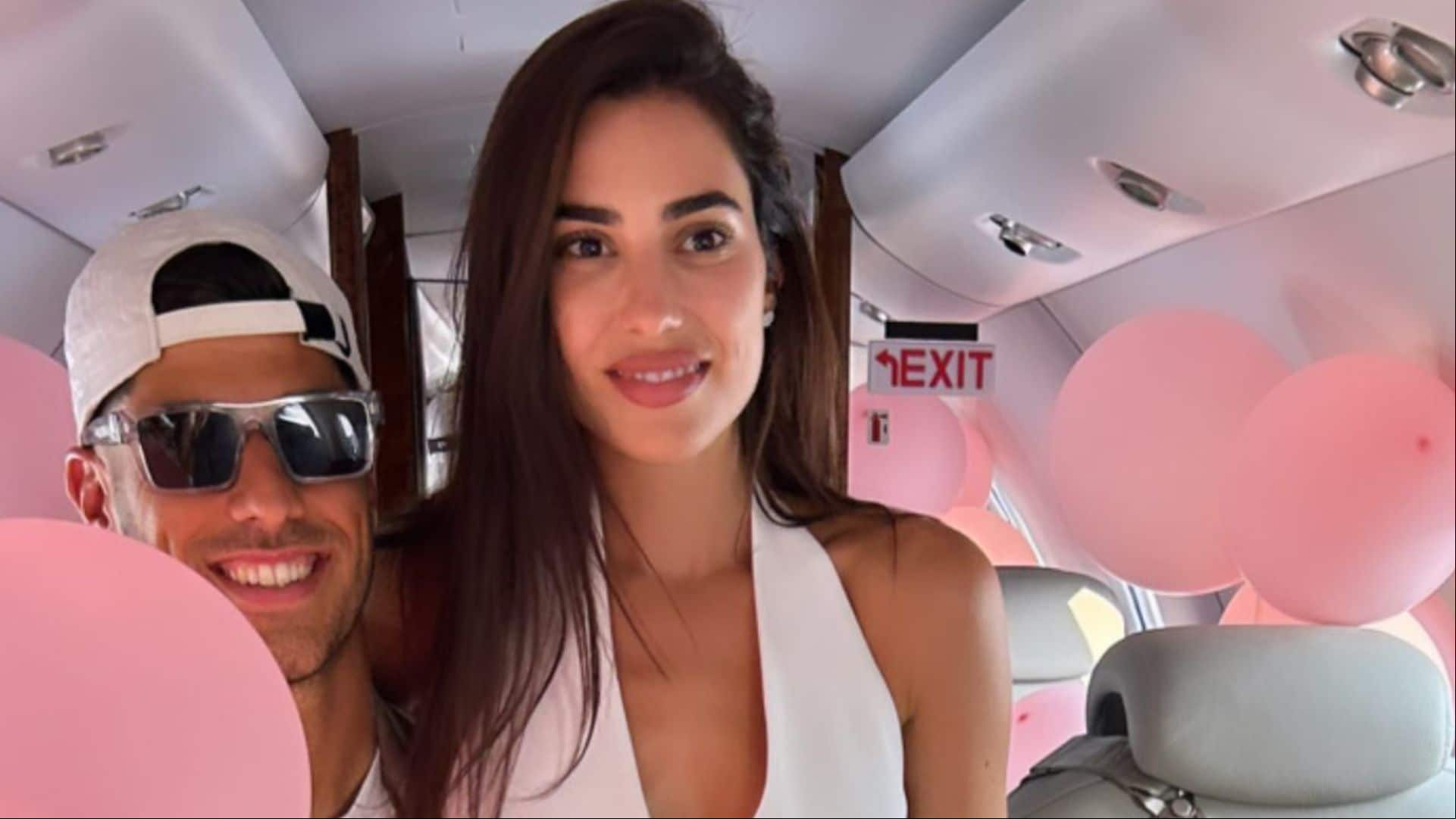 ¡En jet privado y rodeados de rosas! Sandra Garal y Marco Asensio aterrizan en Palma de Mallorca antes de su boda