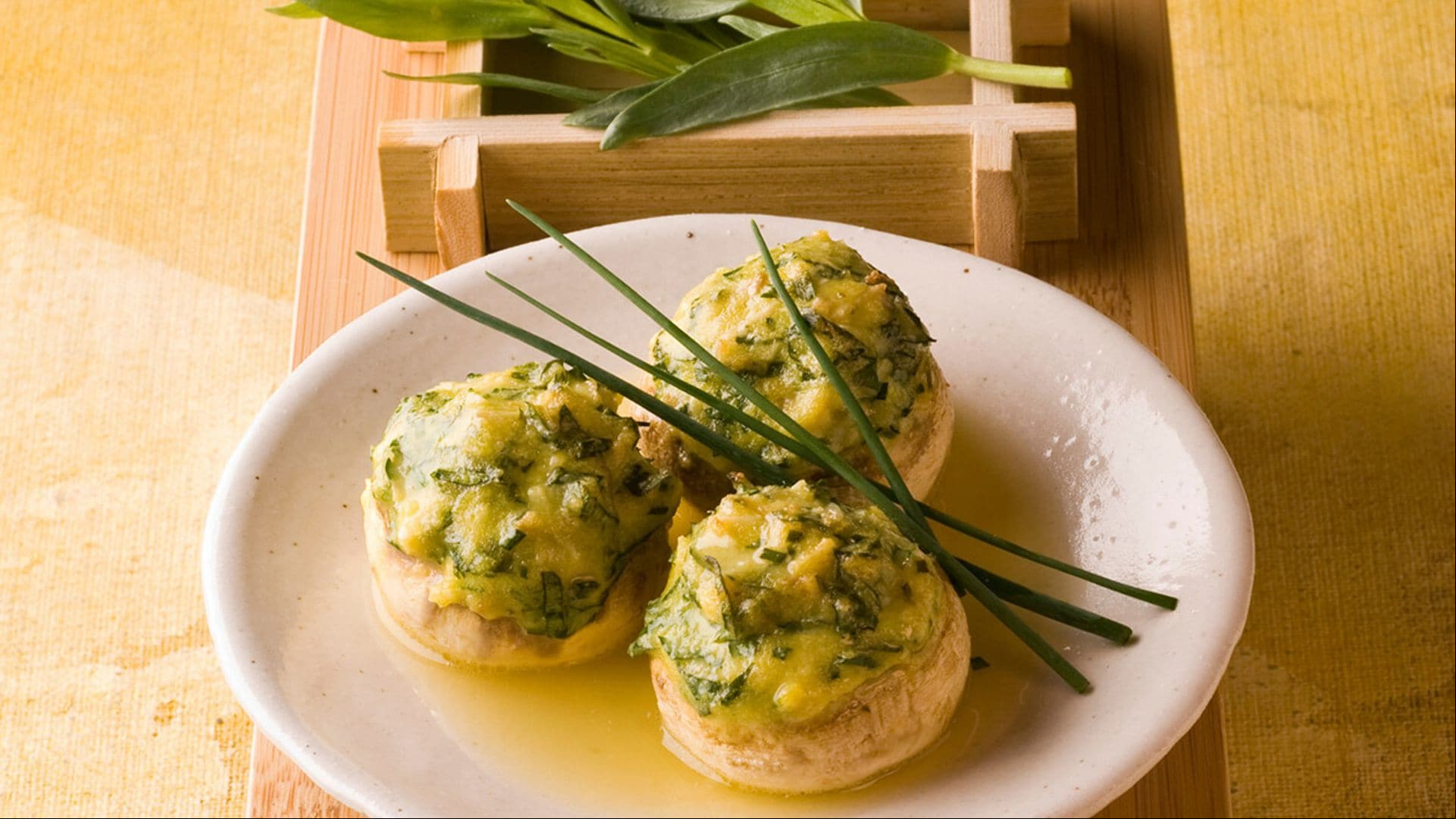Champiñones rellenos de puré de patata con queso y hierbas aromáticas