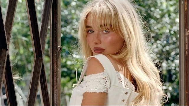 Sabrina Carpenter con look blanco y pelo rubio con flequillo