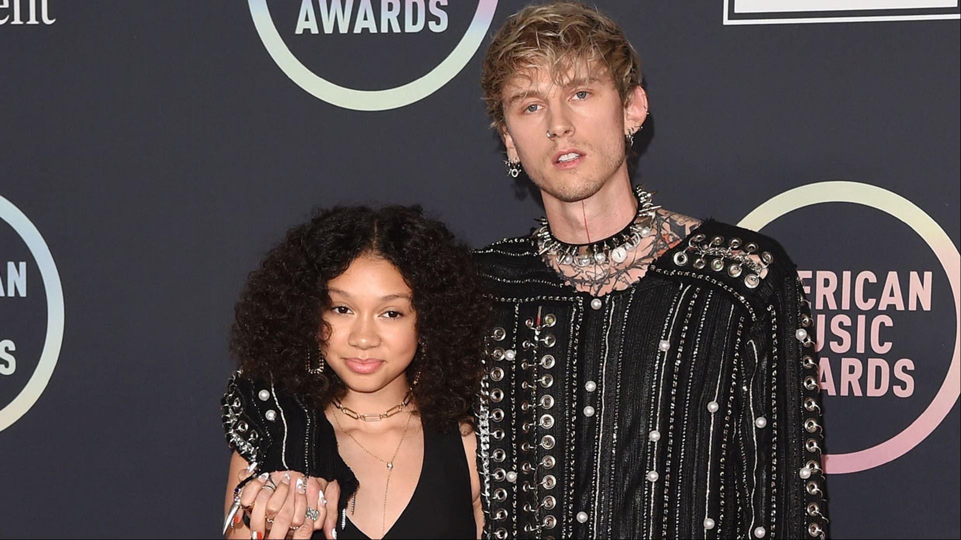 Machine Gun Kelly, prometido de Megan Fox, sorprende posando con su hija de 13 años en la alfombra roja de los AMAs