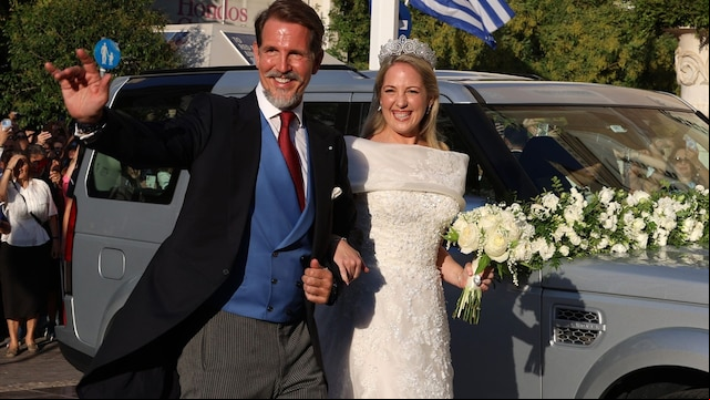 Teodora de Grecia con su hermano Pablo de Grecia llegando a su boda 