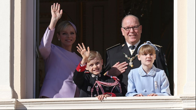 Alberto de Mónaco, Charlene de Mónaco, Jacques de Monaco y Gabriella de Mónaco en el Día Nacional desde el balcón real