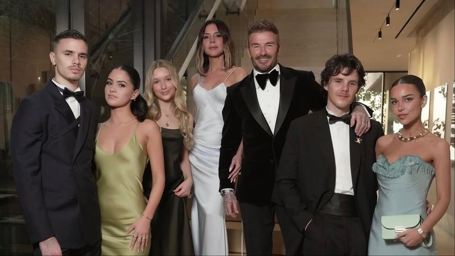 Harper Beckham le 'roba' el protagonismo a su padre con su melena rubia en el fiestón de su 50º cumpleaños