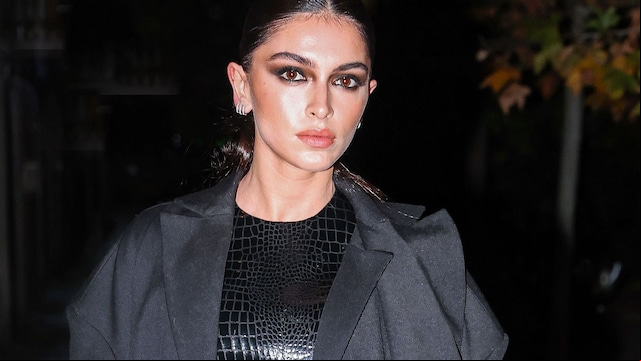 Plano medio de Lucía Rivera con look negro y ojos ahumados