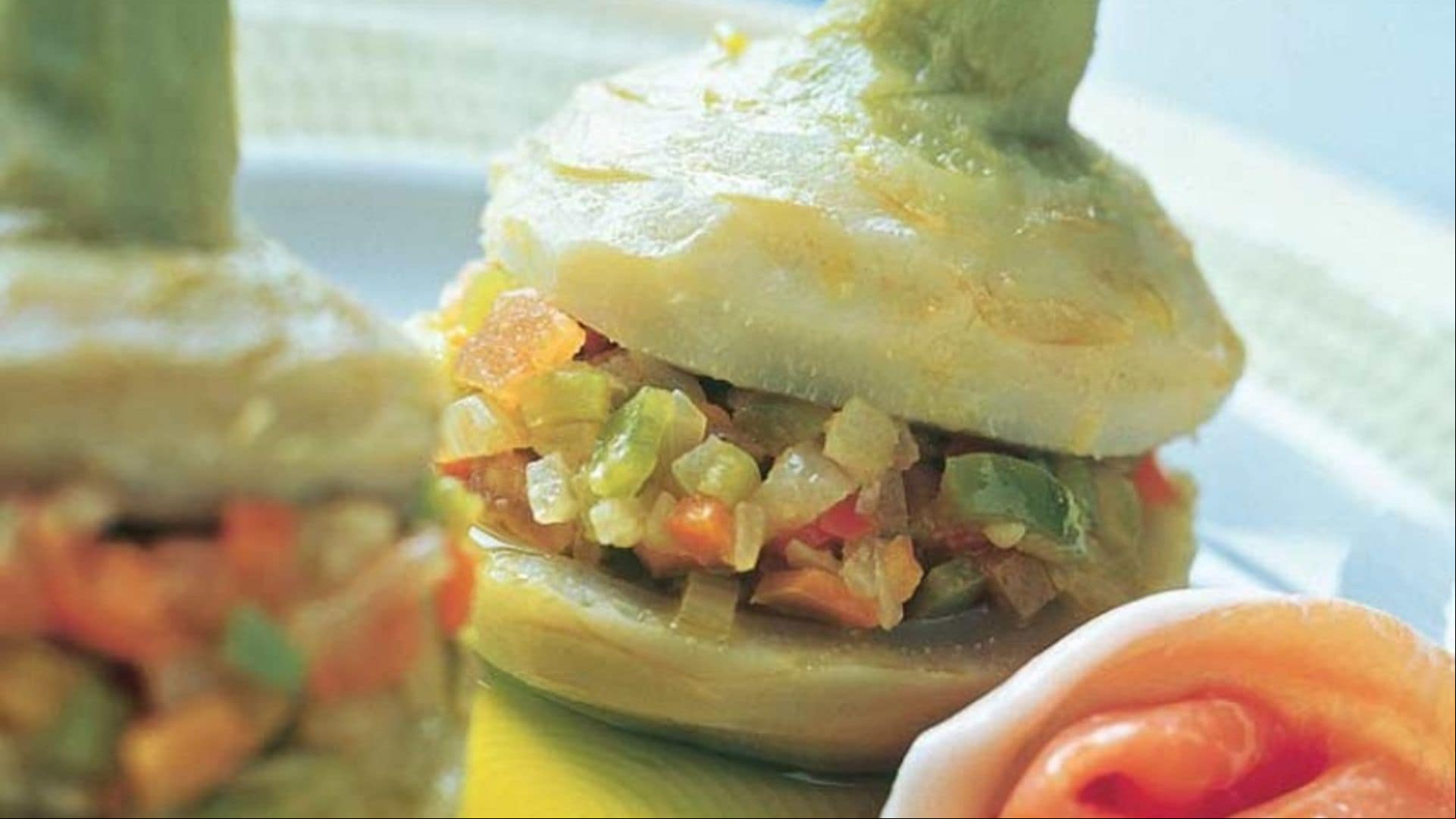 Alcachofas rellenas de verduritas con jamón serrano