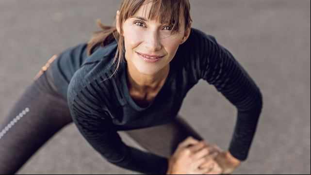 Mujer de más de 40 años haciendo ejercicio para el corazón