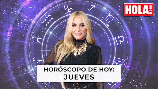 Marta Sánchez en primer plano, de fondo la rueda del zodiaco