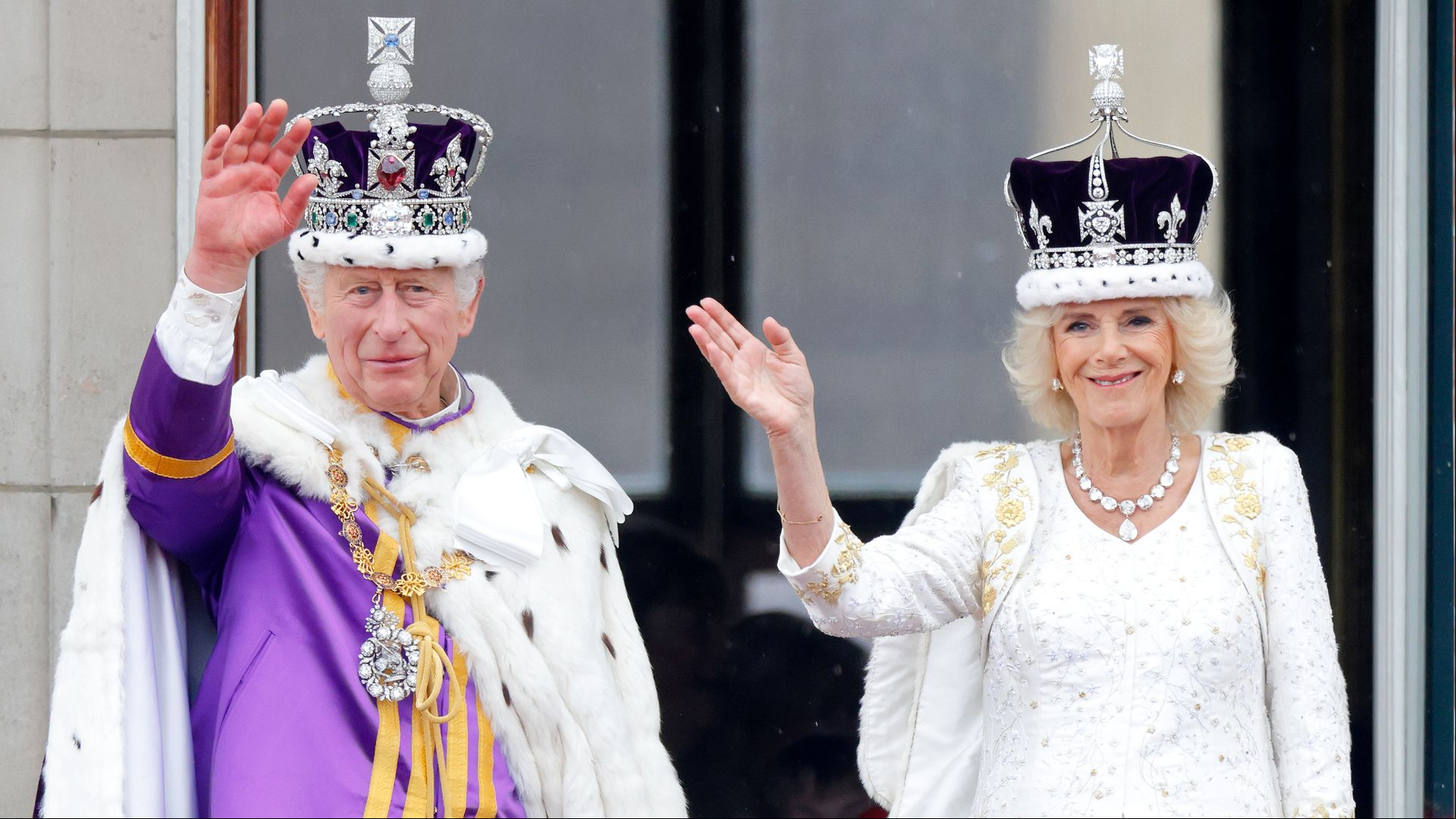 El rey Carlos III y la reina Camilla celebran dos años de su coronación con nuevos retratos