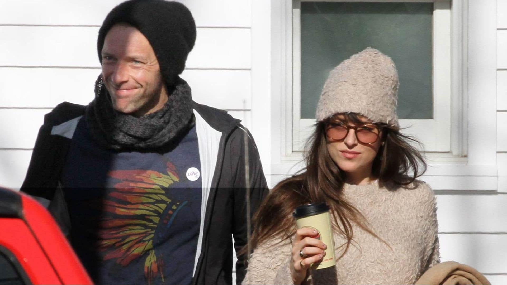 Dakota Johnson habla de cómo se lleva con los hijos adolescentes de Chris Martin