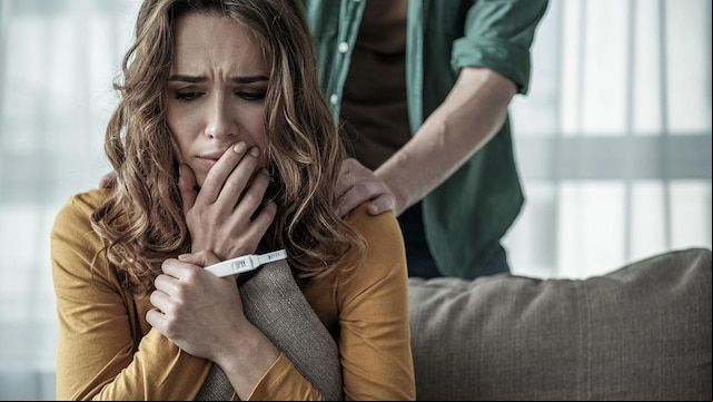 abortos de repetici n mujer triste porque ha sufrido un aborto 