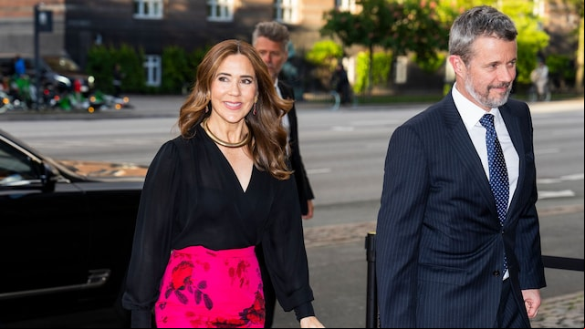 Mary de Dinamarca con falda lápiz