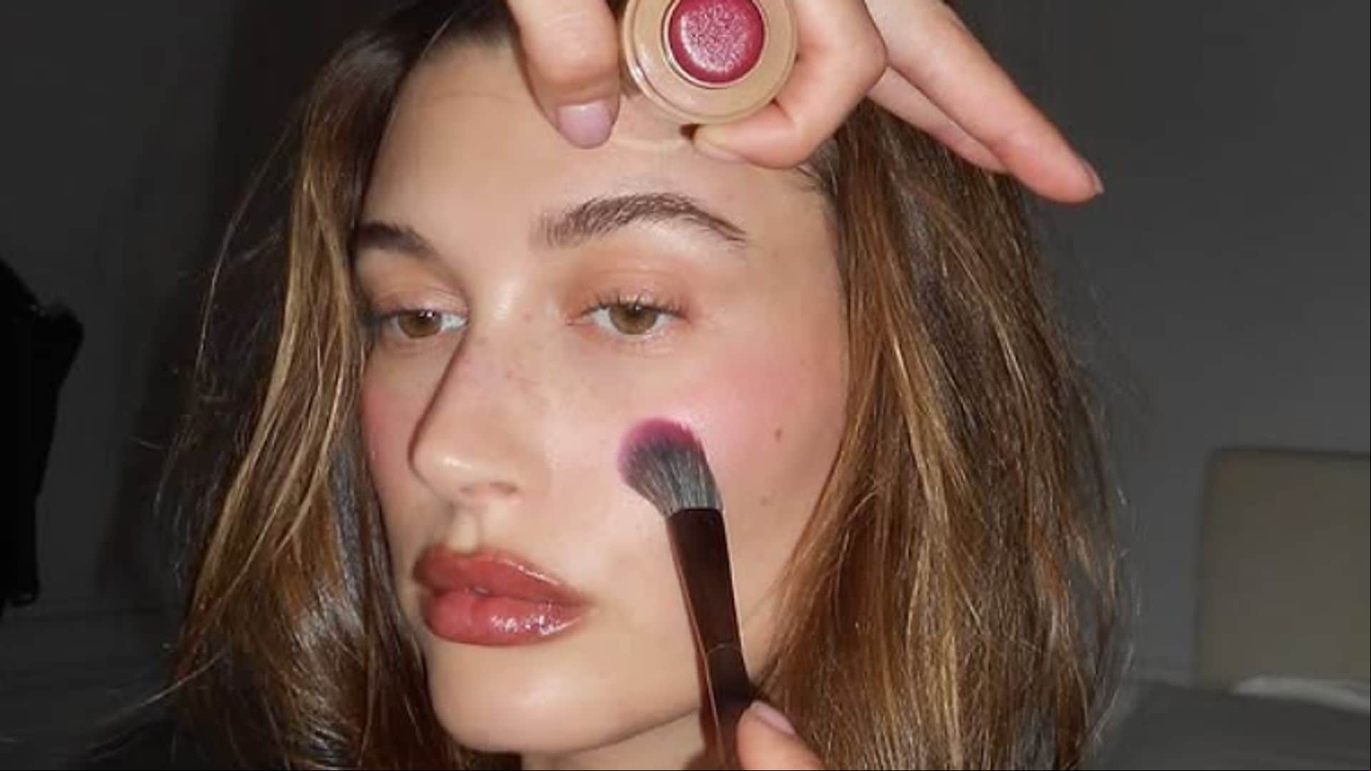 De Gigi Hadid a Hailey Bieber: todas llevan este tono de colorete con efecto rejuvenecedor