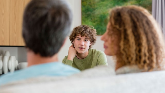 Adolescente escucha a sus padres