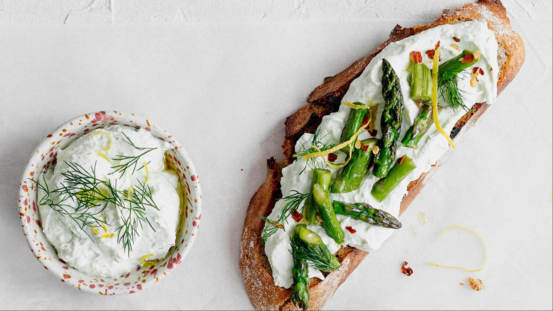 Tostas de espárragos trigueros con queso crema