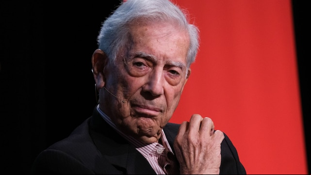 Mario Vargas Llosa con camisa de rayas en la conferencia 'El fuego de la imaginación'