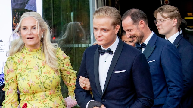 Marius Borg del brazo de su madre, la princesa Mette-Marit durante las celebraciones públicas por el 18º cumpleaños de la princesa Ingrid Alexandra, que al ser la futura reina de Noruega recibió unos festejos del más alto nivel institucional y a los que estuvieron invitados todas las autoridades del país y los  de todas las familias reales europeas