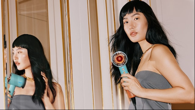Mujer secándose el pelo con secador Dyson Supersonic Nural