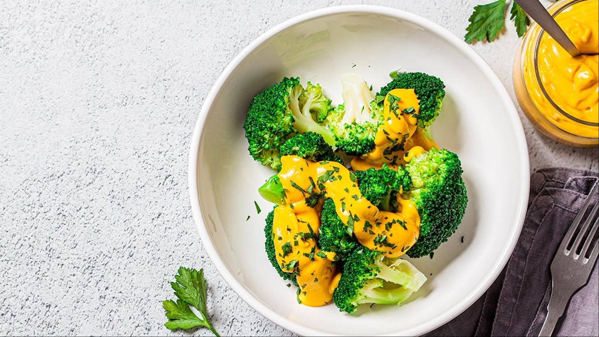 Brócoli con salsa de queso cheddar