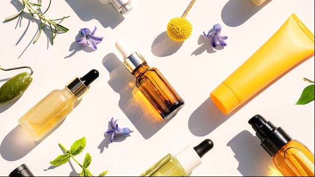 Cosméticos rodeados de flores y plantas