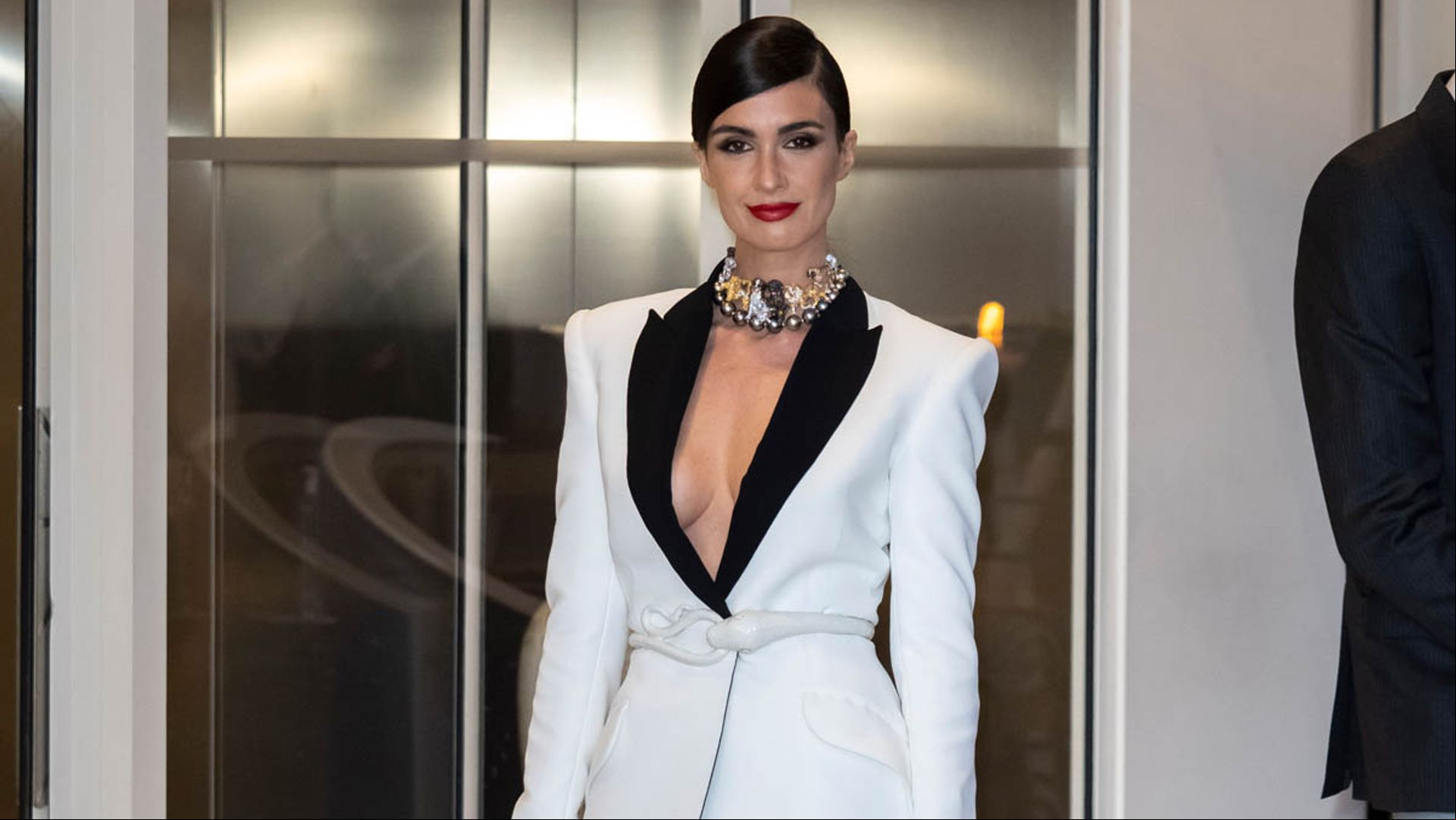 Paz Vega demuestra en Cannes que un traje de chaqueta puede ser más 'sexy' que cualquier vestido