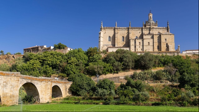 Panorámica del puente romano y la catedral de Coria en Cáceres, Extremadura