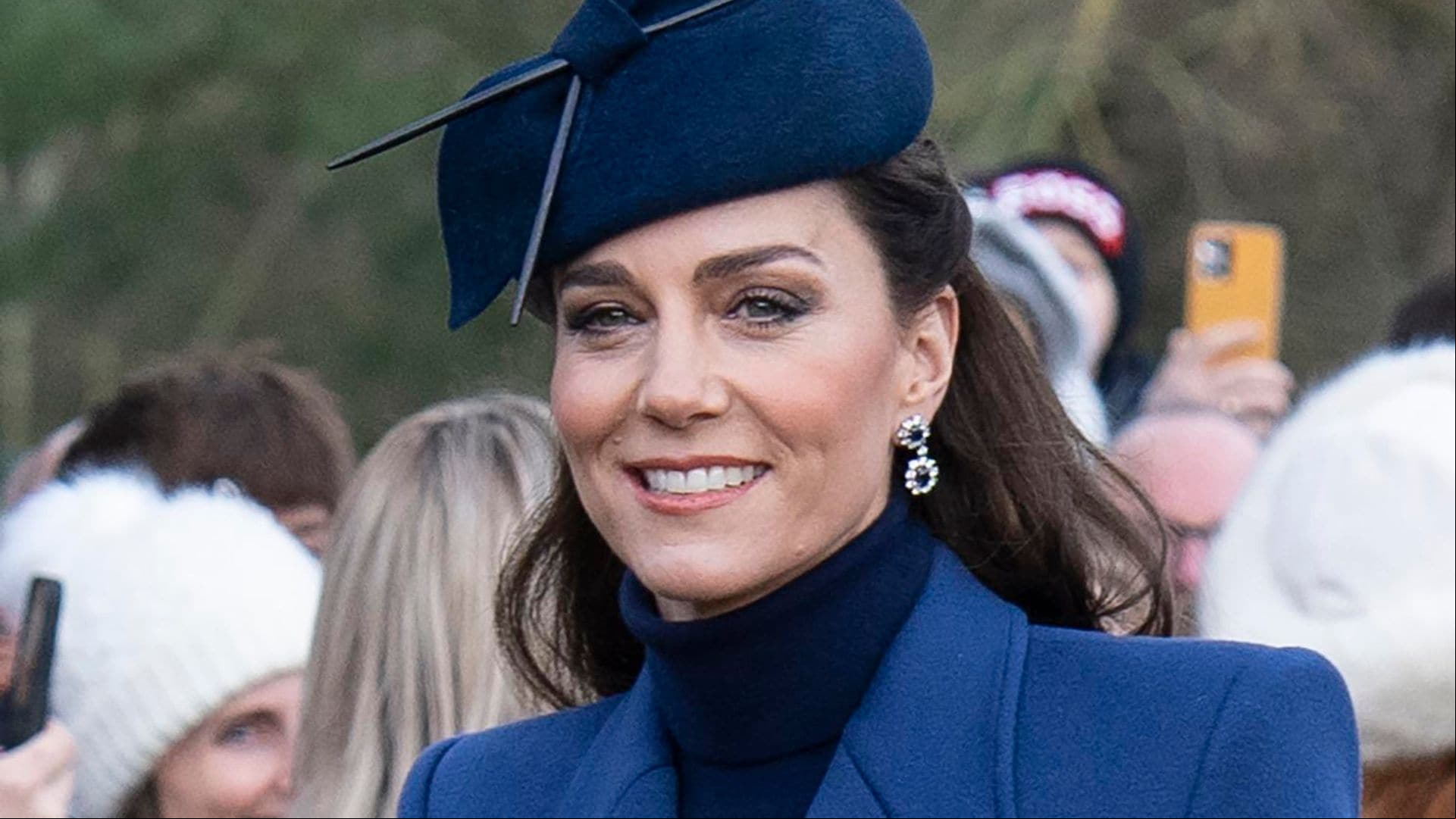 El impactante look azul que lució Kate Middleton para Navidad
