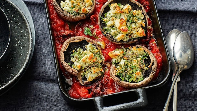 champinones rellenos de queso feta y hierbas con salsa de tomate
