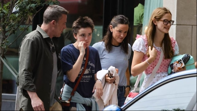 Ben Affleck y Jennifer Garner con sus hijos Violet y Fin en New Haven, Connecticut, en agosto de 2024.