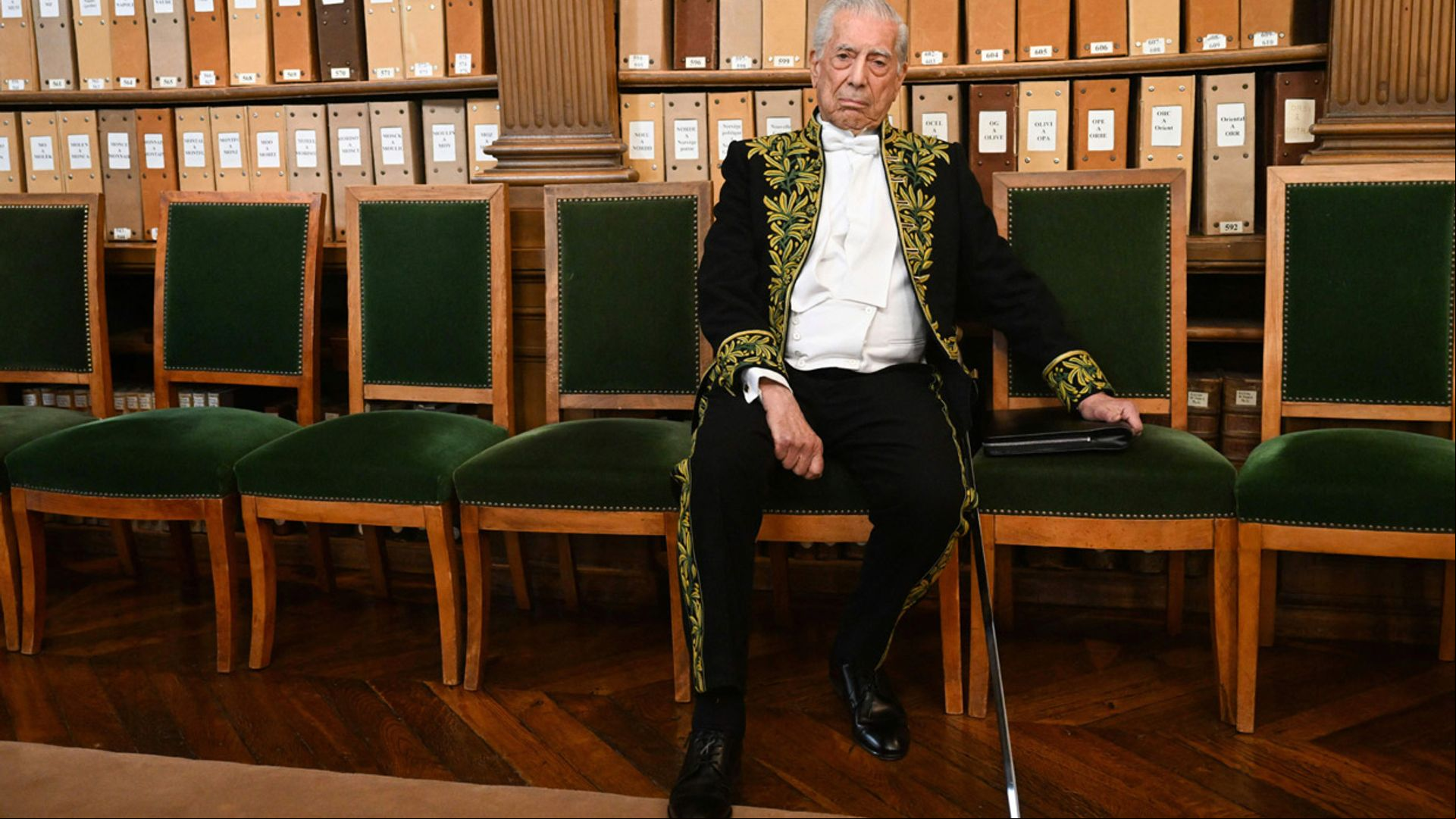La espada con la que Vargas Llosa ha entrado en la Academia sa es la que recogió junto a Isabel Preysler en Toledo