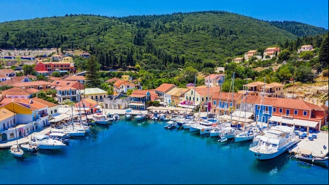 puerto de fiskardo en la isla de cefalonia