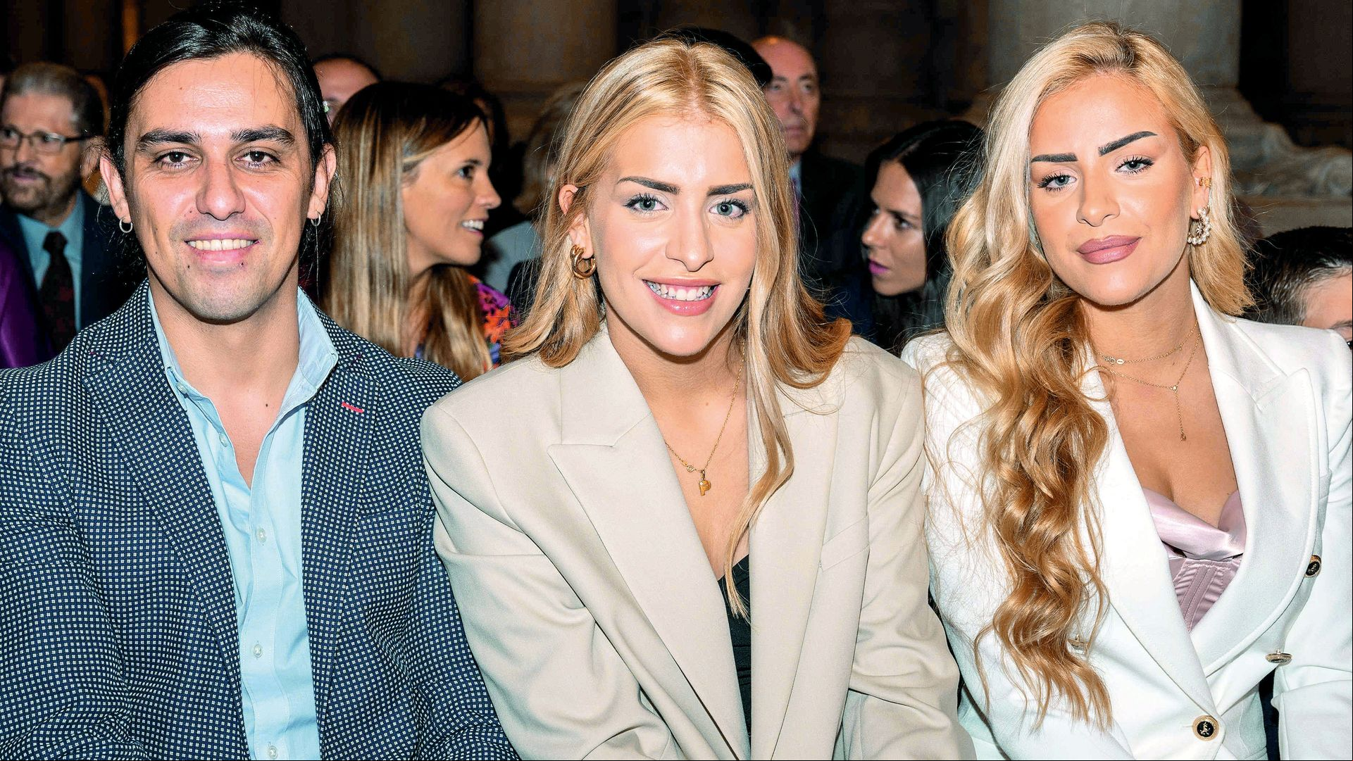 Las sobrinas de Norma Duval con su hermano