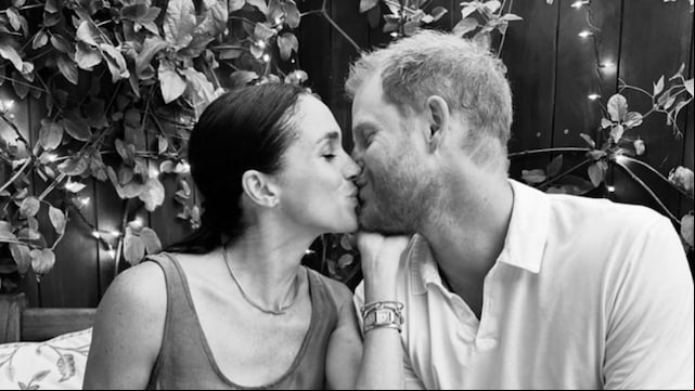 Meghan Markle besando a su marido, el Príncipe Harry