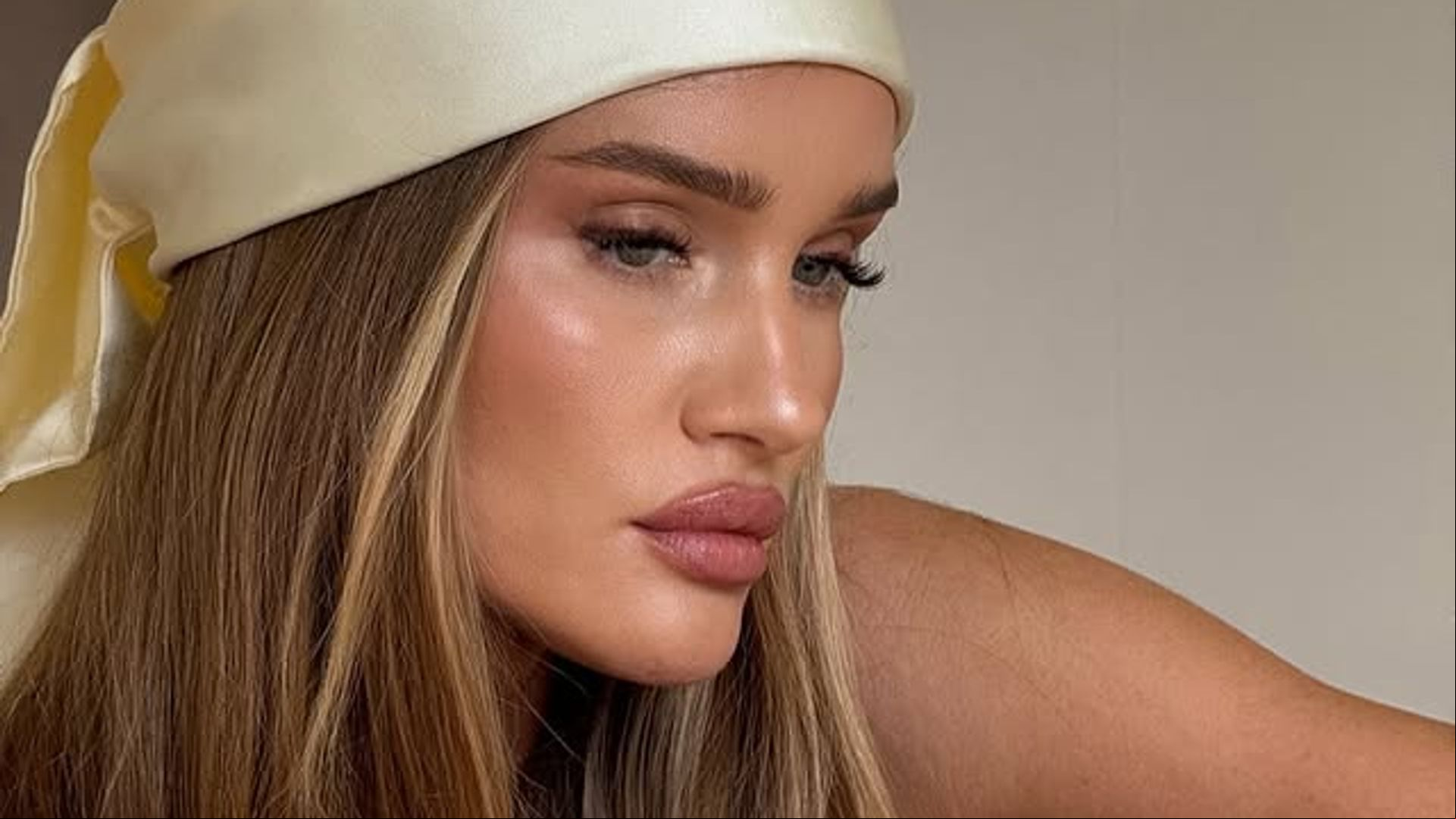 De dormir en sábanas de seda a lavarse la cara con agua mineral: lo que opinan los expertos