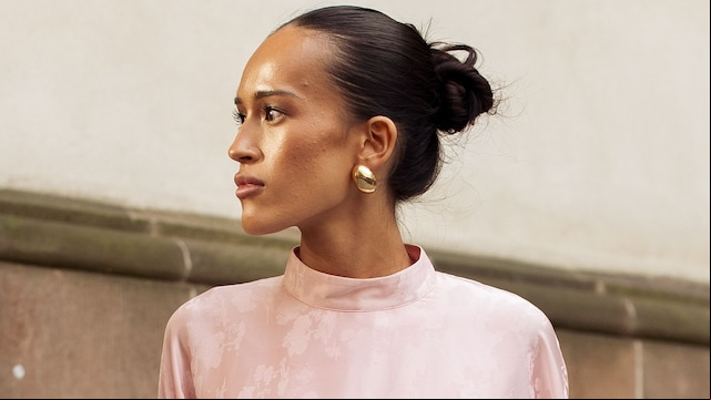 Amalie Bladt con minivestido rosa y moño en la Fashion Week de Copenhague