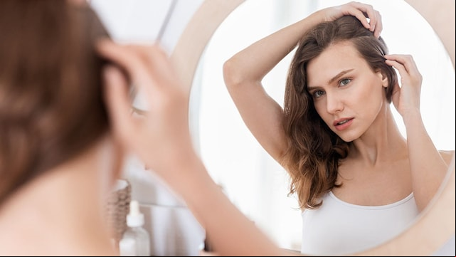 mujer mirando pelo