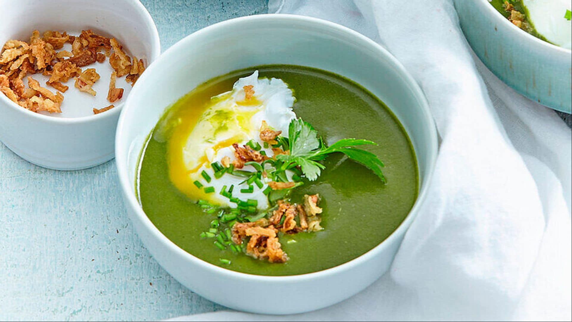 Sopa de guisantes con huevo poché