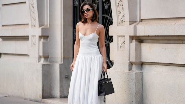 Katie Degas con vestido blanco de tirantes y bailarinas negras en París