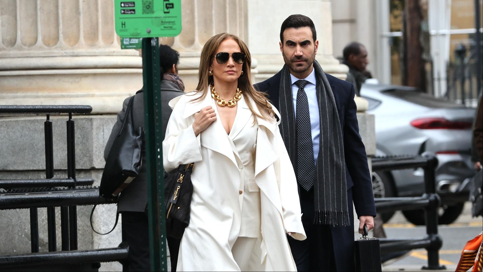 Jennifer Lopez sorprende en sofisticados 'looks' de sastrería mientras filma su nueva película