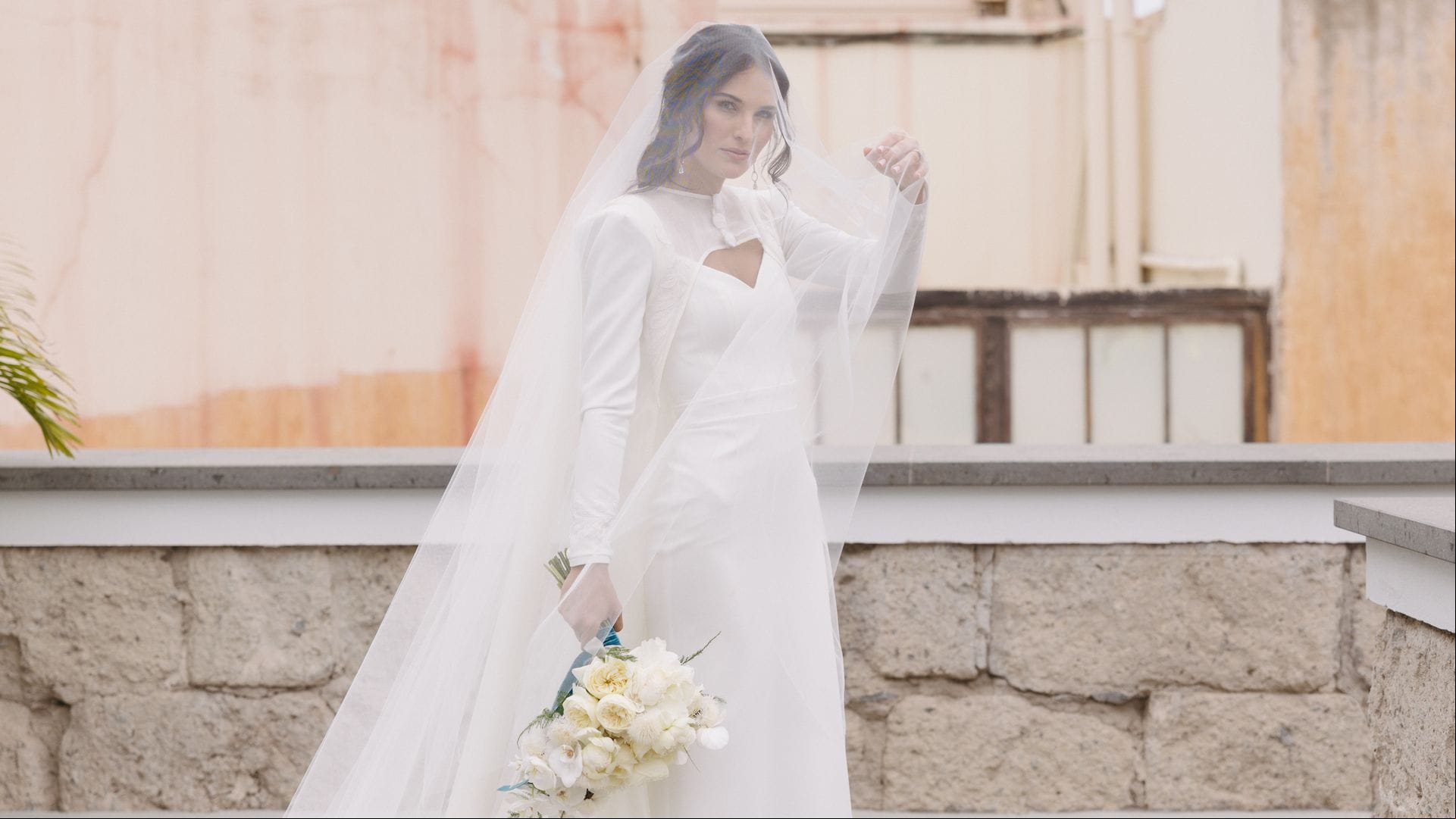 Marina, la modelo que se casó en Canarias con un vestido con capa ¡y se cortó el pelo en plena boda!
