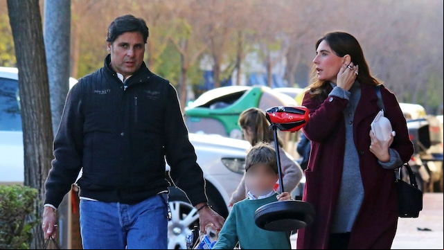 Fran Rivera y Lourdes Montes salen con sus hijos, Carmen y Curro, del domicilio de la madre de ella, Lourdes Parejo, a 6 de enero de 2024, en Sevilla 